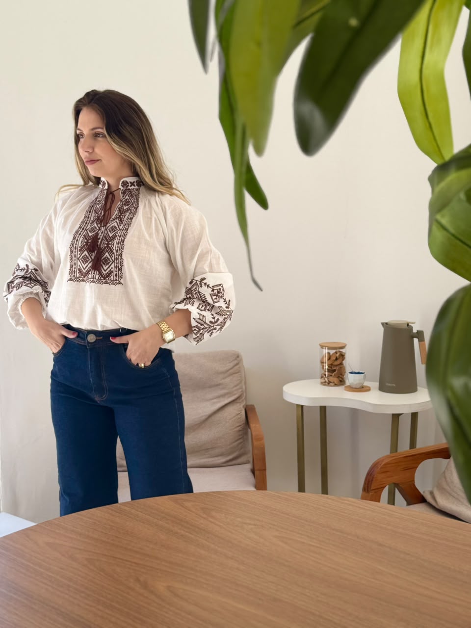 Look Zaya — blusa bordada com calça jeans, estilo editorial